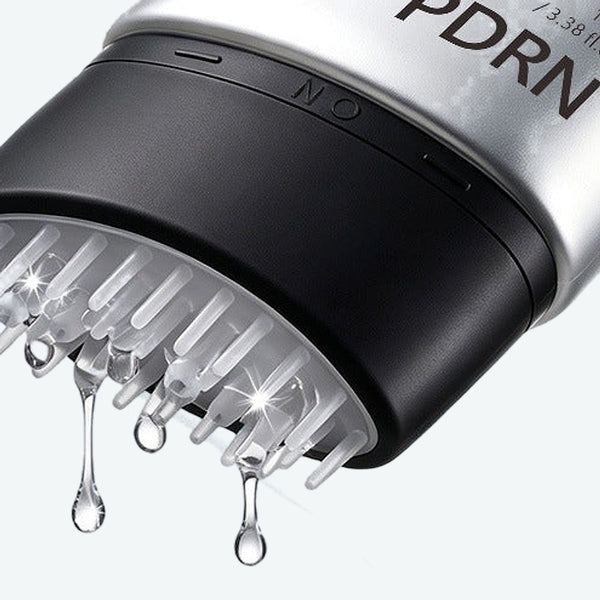 Detalle del cepillo aplicador del sérum KOEC PDRN con gotas de producto